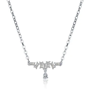 

18K White Gold Simple Hollow Geometric Square Diamond Clavicle Chain Heart Pendant Diamond Necklace for Party