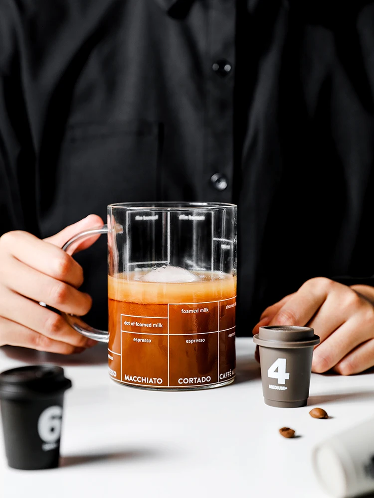 Tasses En Verre Avec Latte Macchiato Sur Table