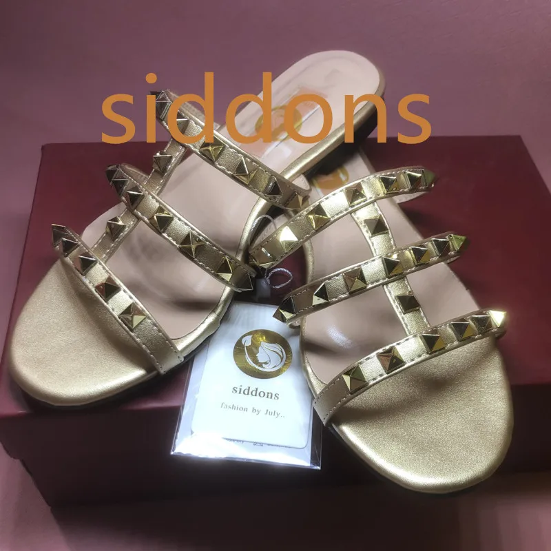 

2019 new luxury classic women's shoes V-neck home rivet three-ring T-slippers female flat-bottomed high-heeled sandals