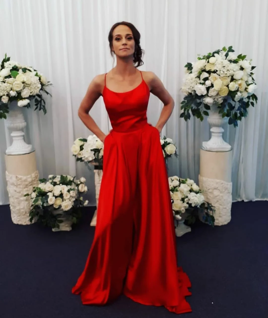 

Elegant Long Halter Satin Prom Dresses with Pockets Spaghetti Straps Criss Cross Back Red Abendkleider Robes de Soirée for Women