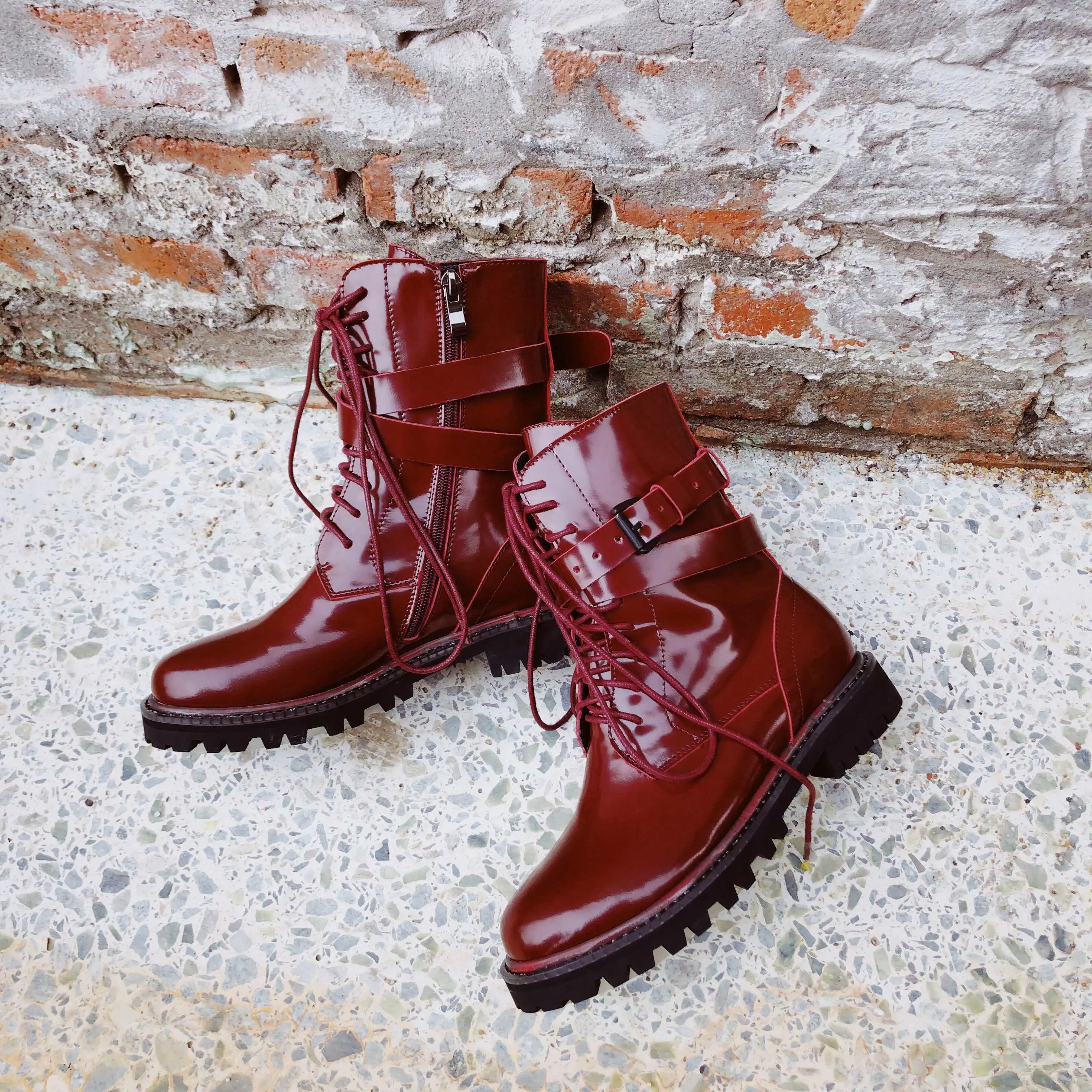Vichelo/Популярные брендовые красивые ботинки в байкерском стиле зимние женские ботинки до середины икры из телячьей кожи, на шнуровке, на среднем каблуке, с круглым носком, с ремешком и пряжкой, L25