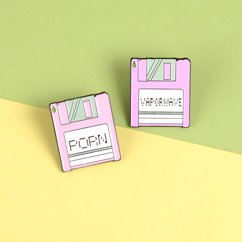 Жесткий диск карты памяти эмаль Pin розовый фиолетовый Броши Булавки на лацкан Vaporwave значки, одежд мешок забавные ювелирные изделия подарок для друзей