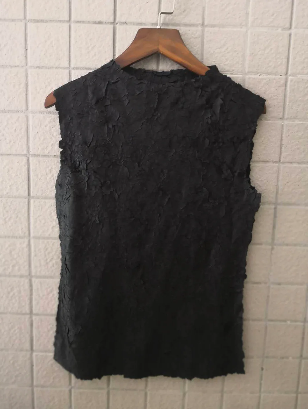 Black Emboss/футболка без рукавов; Новинка; Летние Плиссированные Женские топы высокого качества; элегантные тонкие женские топы на бретелях; большие размеры - Цвет: Black