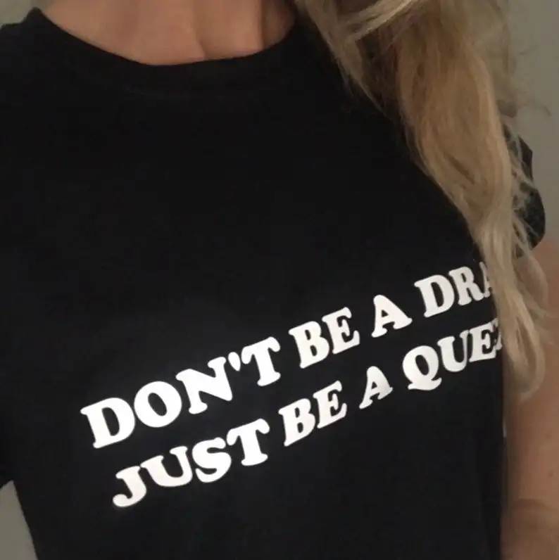 С надписью «Don't be a drag просто стать свитера с отпечатанными словами: гордость футболка Lady gaga монстров текст в готическом стиле, для девочек футболки для девочек уличная футболки tumblr Топы