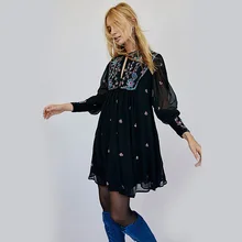 Оригинальная модель года в европейском и американском стиле; сезон весна; женская одежда с машинной вышивкой в богемном стиле для отдыха; воротник с вырезами и рукавами-фонариками