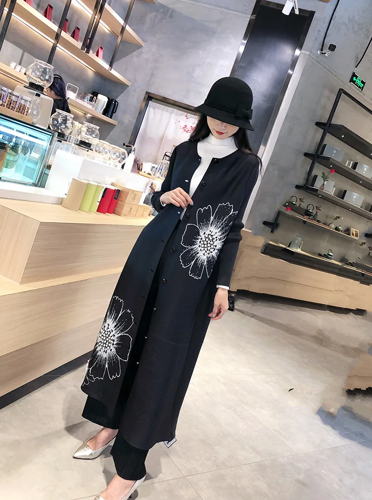 Miyake Плиссированное пальто для женщин с круглым вырезом длинное однобортное с широкой талией бисерный принт складные тренчи новые осенние большие размеры