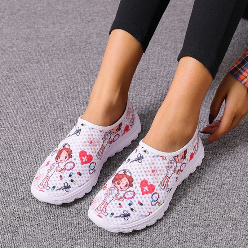 Zapatillas de deporte con estampado de enfermera para mujer, Zapatos Planos transpirables de malla ligera, sin cordones, novedad de verano
