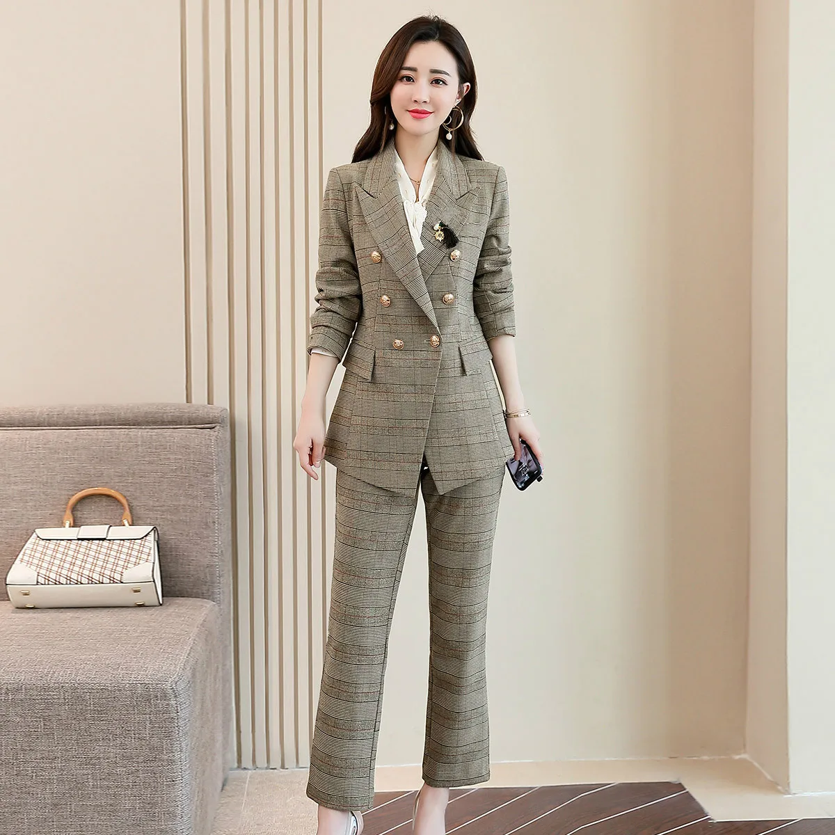 Женский костюм в клетку двубортный с брюками из двух предметов осень 2019|Брючные