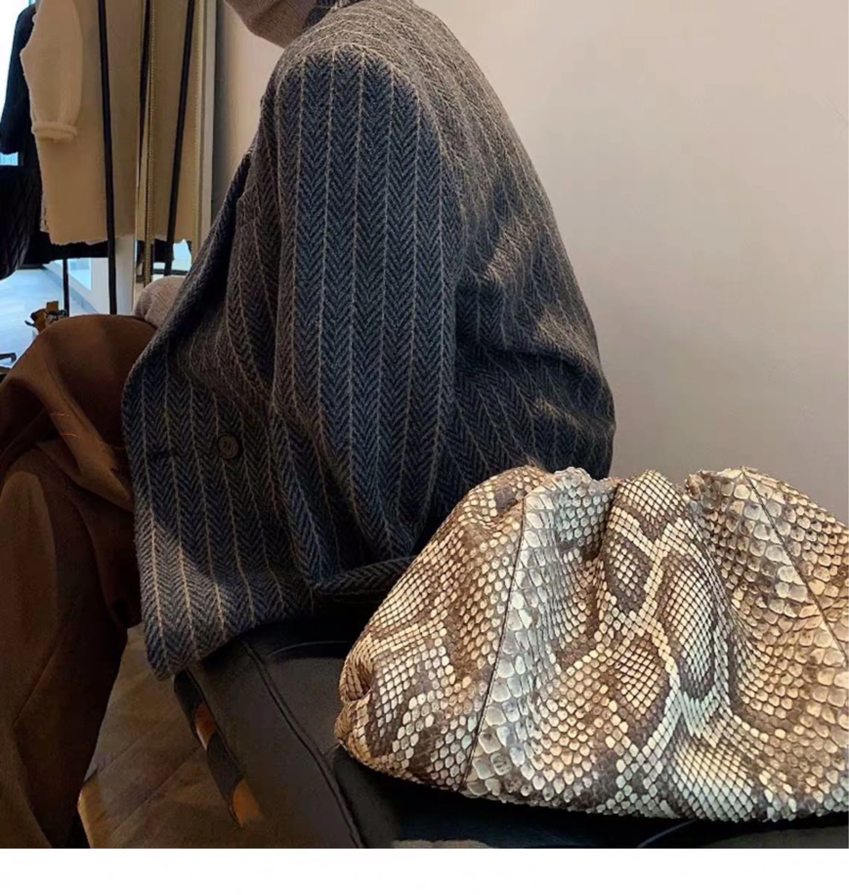 

The Pouch Leather Envelope Bag Snake Design Luxury Women Bags Designer Voluminous Round Shape Purses and Handbags Clutches