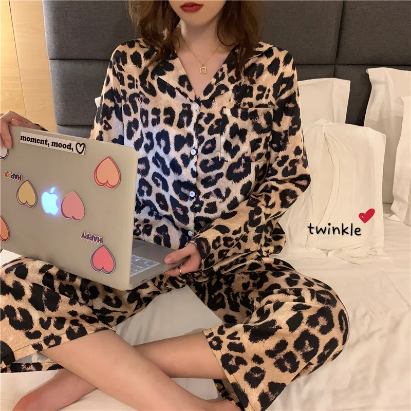 

Для женщин Pajamas2020 осенний Пижамный костюм из двух предметов Для женщин с длинным рукавом кардиган с длинными рукавами для маленьких девочек; Леопардовый принт сексуальная летняя INS домашняя одежда