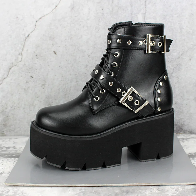 Женские ботинки на толстой подошве с заклепками и круглым носком Высоком толстом