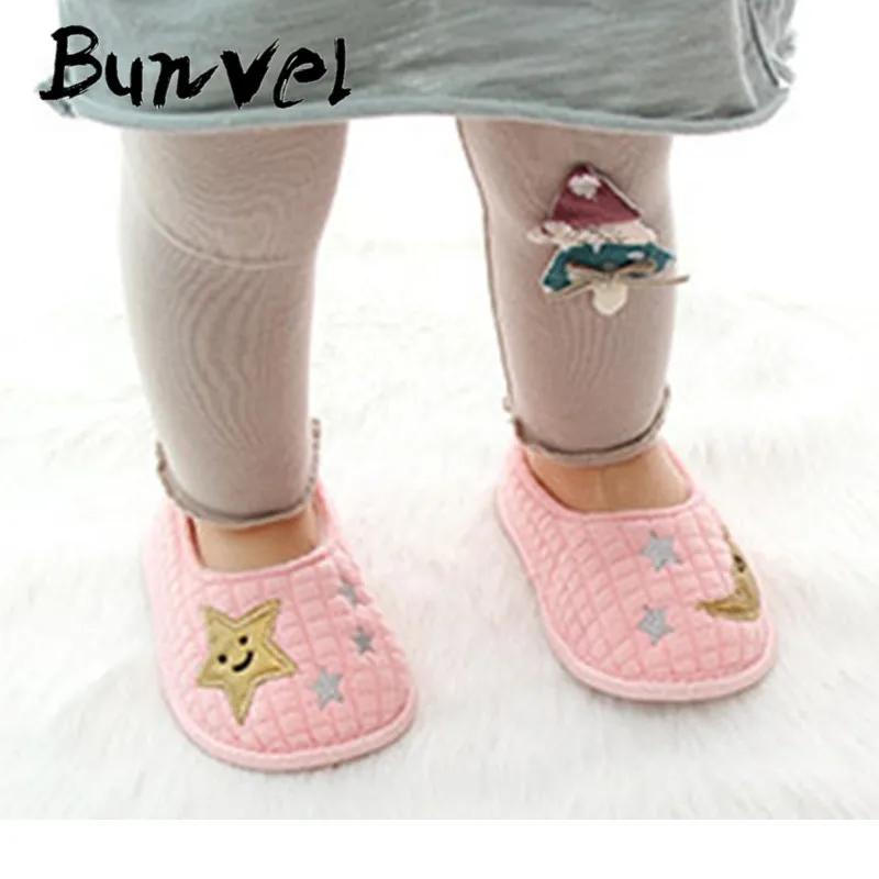 Bunvel/Обувь для спальни; тапочки для новорожденных девочек и мальчиков; милые плюшевые теплые зимние детские тапочки с рисунком луны и звезд