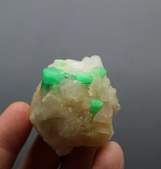 

58g Natural gem-grade green emerald mineral crystal specimens stones and crystals quartz crystals from china