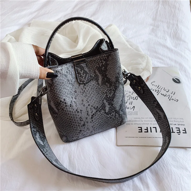 Casual Wide Strap Women's Messenger Bags for Women Large-capacity Pu Leather Lady Shoulder Bags Fashion Serpentine Bucket Bags