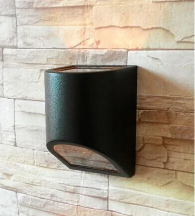 Waterproof-outdoor-wall-lamp