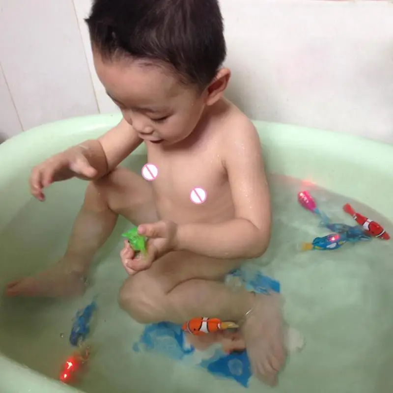 2019 جديد حمام اللعب مضيئة الكهربائية السباحة لعبة على شكل سمكة روبوت الاستشعار الغوص الأسماك للطفل الاستحمام دش الأطفال الاطفال هدية عيد الم...