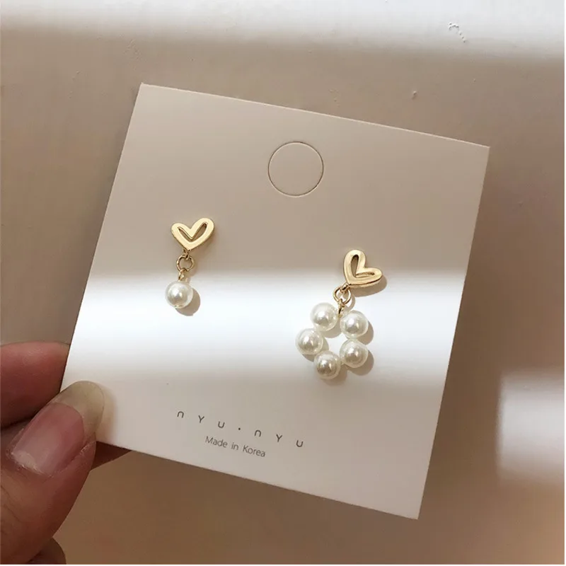 

2019 Korean Hot Sale Retro Baroque Temperament Elegant Asymmetrical Love Pearl Metal Earrings Party Earrings