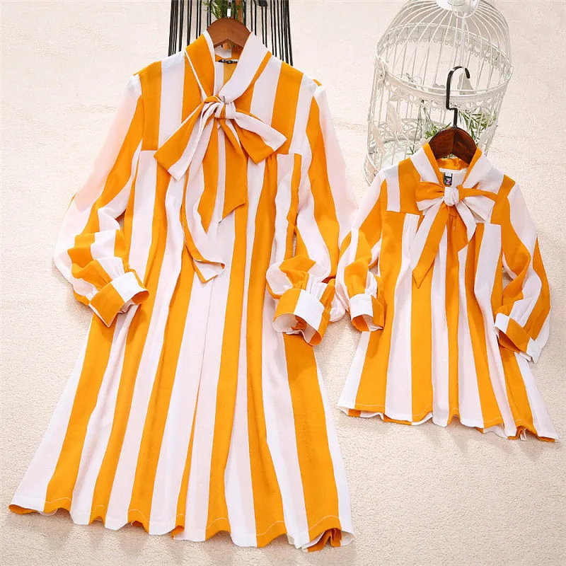 Модное Полосатое шифоновое платье для мамы и дочки одинаковые прямые платья для всей семьи платья с длинными рукавами и большим бантом для девочек