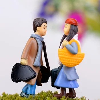 

1Pair Sweety Lovers Couple with trunk Figurines Miniature Craft Fairy Garden Gnome Moss Terrarium DIY Ornament Garden Decor D3
