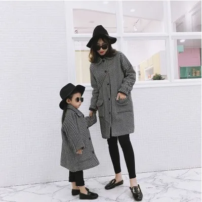 Одинаковые комплекты для семьи шерстяное пальто в полоску Одежда «Мама и я» верхняя одежда, осенне-зимний длинный плащ куртки для маленьких девочек возрастом от 1 года до 6 лет