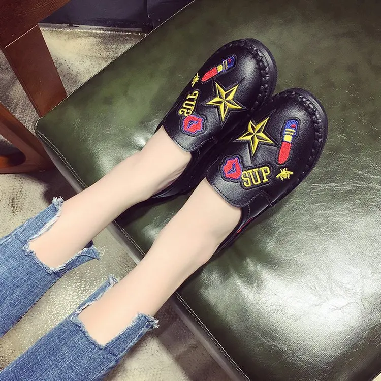 

Embroidered Women Platform Flat Shoes Slip On Casual Sneakers Fashion Ladies Soft Leather Flats 2018 Comfortable Lazy Loafers