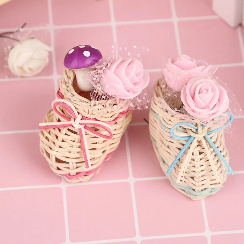 

Cute Straw Shoe Table Basket Dried Flowers Vase With Storage Function