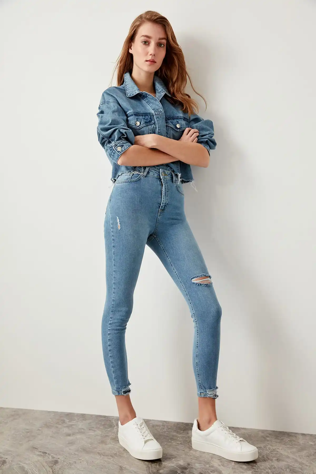 

Trendyol Detailed Torn Blue High Waist Skinny Jeans TCLSS19LR0019