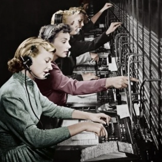 Side profile of group telephone operators operating switchboards Poster Print (24 x 36) | Дом и сад