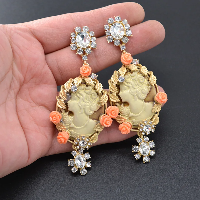 

New Fashion Embossed Queen Beauty Earrings Baroque Crystal Earrings Vintage Statement Dangle Earrings Wedding Party Jewelry Gift