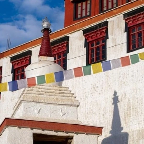 Prayer flags and a chorten at Thiksey Monastery Leh Ladakh India Print by Ellen Clark (24 x 36) | Дом и сад