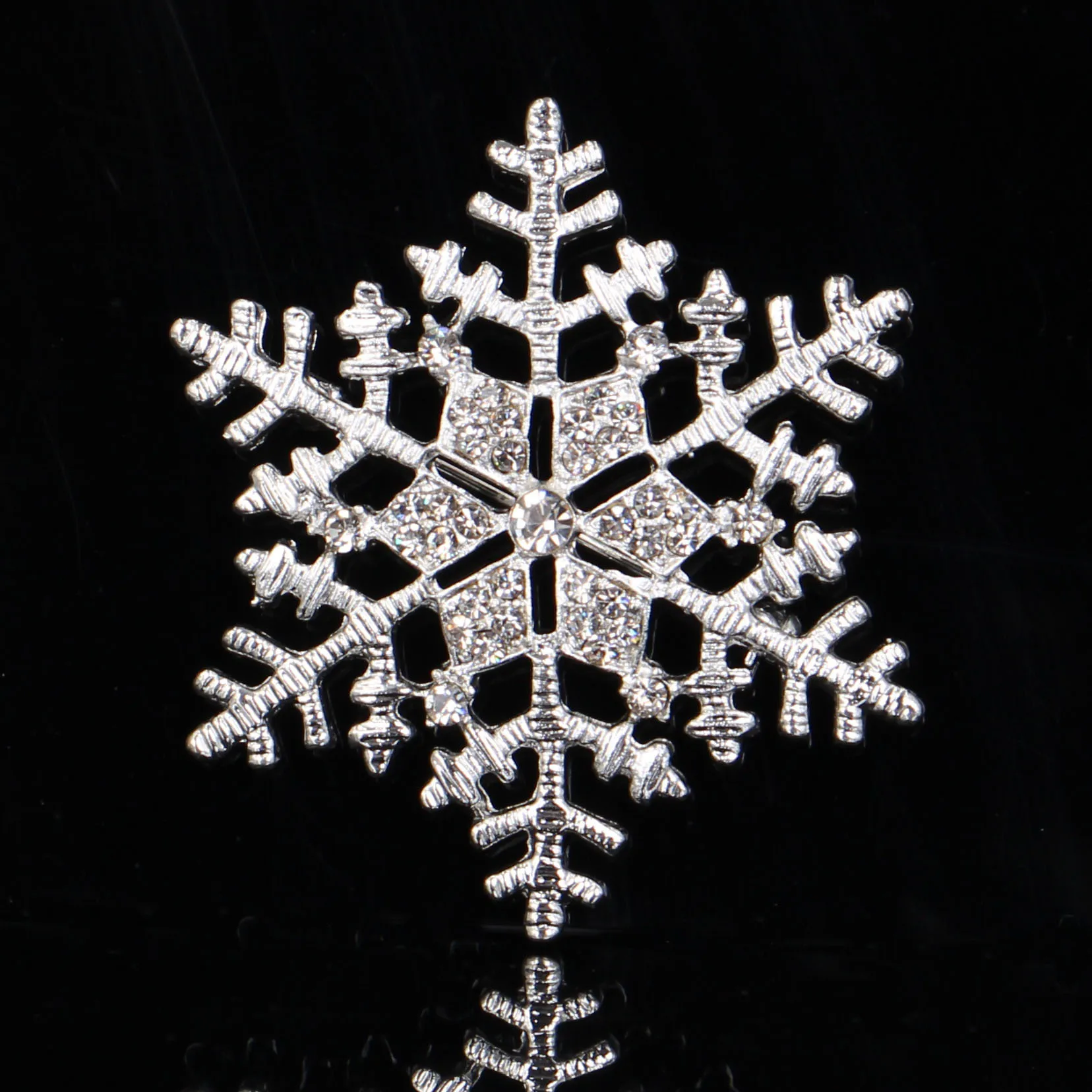 

i-Remiel 2018 Fashion Jewelry New Rhinestone Silver Brooches Christmas Snowflake Brooch Pin Badge Women Shirt Collar Accessories