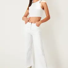 Trendyol/белые облегающие джинсы на молнии с обычной талией TWOSS19LR0256