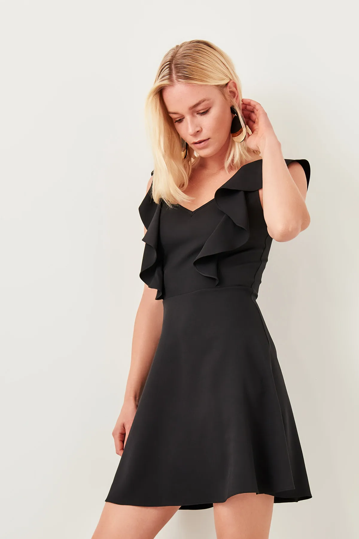 

Trendyol Flywheel Black Dress TWOSS19LJ0140