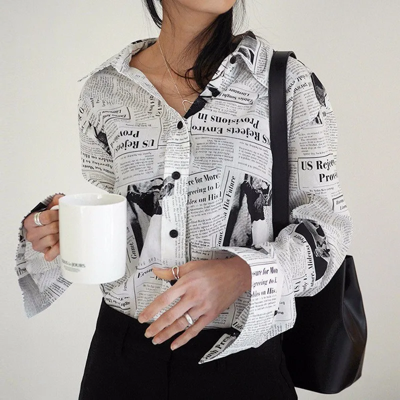 

WKOUD EAM Clothes / 2019 New Fashion Long Sleeve Black White Letter Newspaper Print Loose Casual Shirt Women's Blouse YE18700