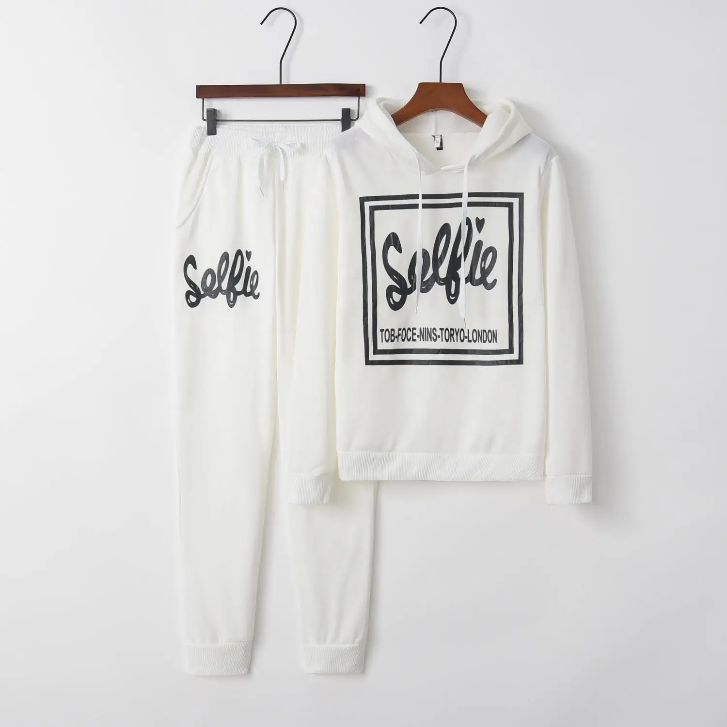 

2019 Spring and Autumn White Casual Small Box Letter with Cap Ladies Set Holographic Binary Set Home Suit Female Set Clothes