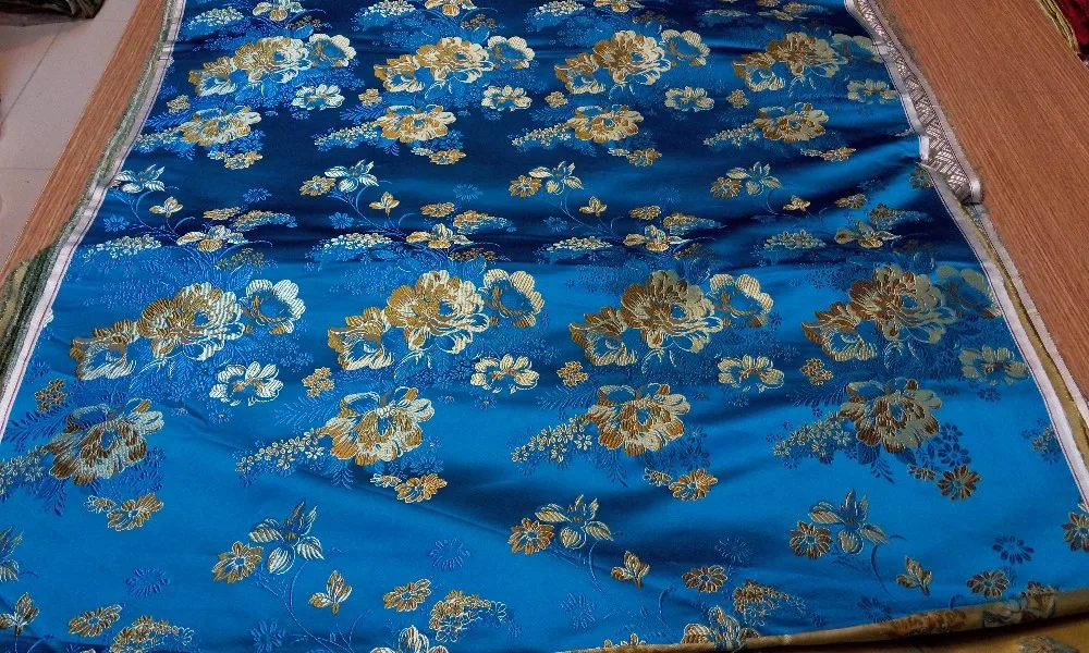 čínská tradiční hedvábná brokátová tkanina jezero modrá zpět se vzorem světle žluté velké pivoňky