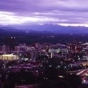 Вид с воздуха на город горит в сумерках Asheville Buncombe County Северная Каролина США 2011
