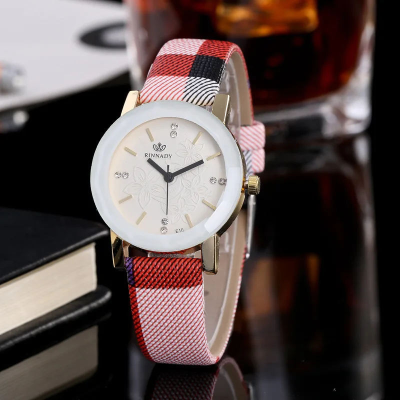 Для женщин часы студент досуг полосы ремень поверхности оригинальность Алмаз Дизайн женщина Фонд кварцевые часы Relogio Feminino Новый