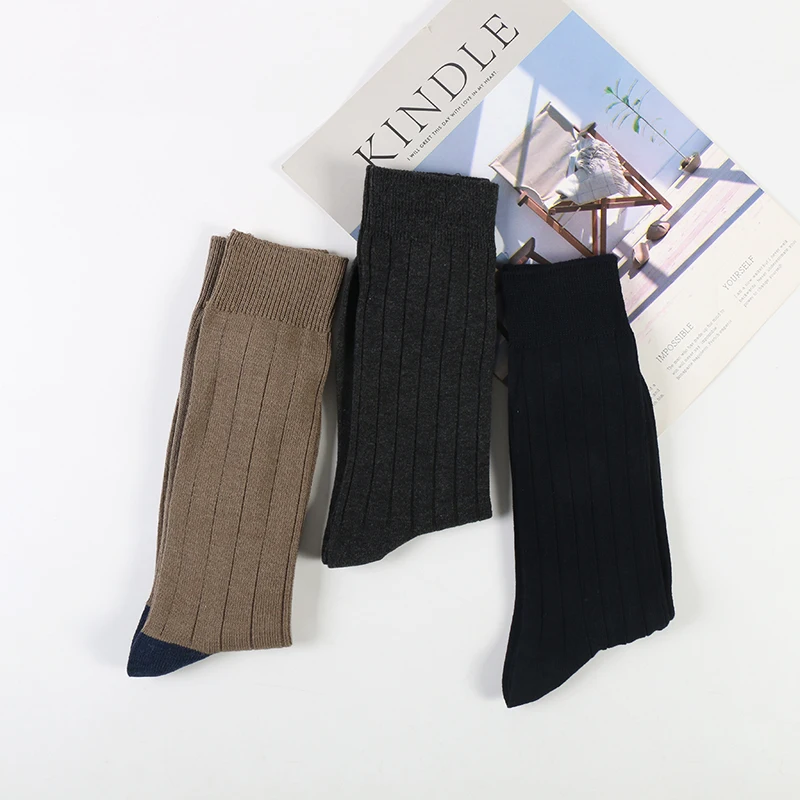 

DONG AI three-color solid color loose cotton men's socks in the tube to keep warm and comfortable casual hot