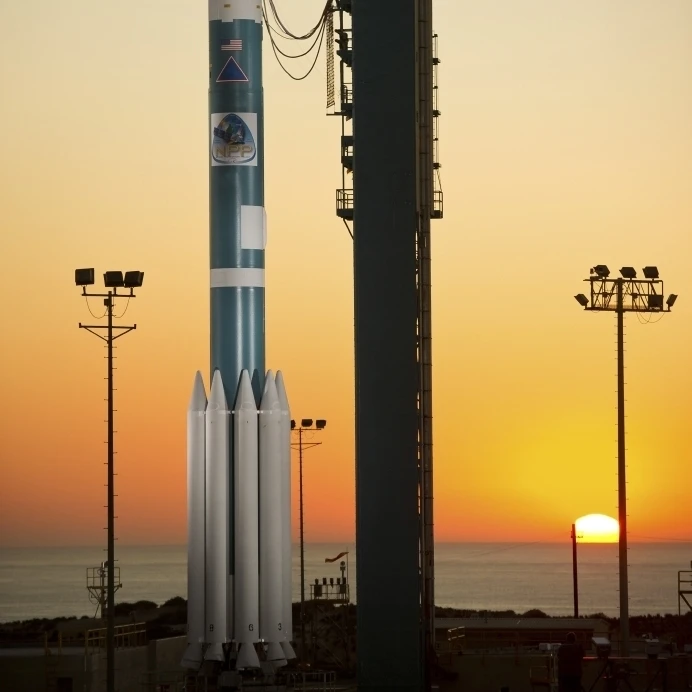 Ракета Delta II на его пусковой площадке плакат печать (11x17)|Таблички и знаки| |