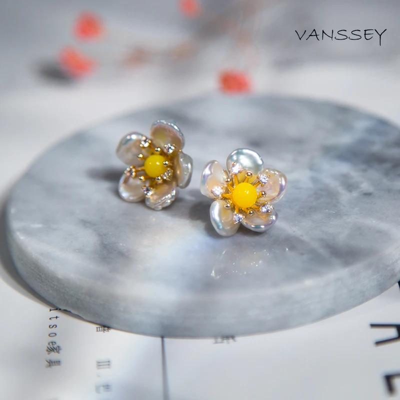 

Vanssey Vintage Fashion Flower Handmade Baroque Natural Pearl Zircon Stud Earrings Party Wedding Accessories for Women 2018 New