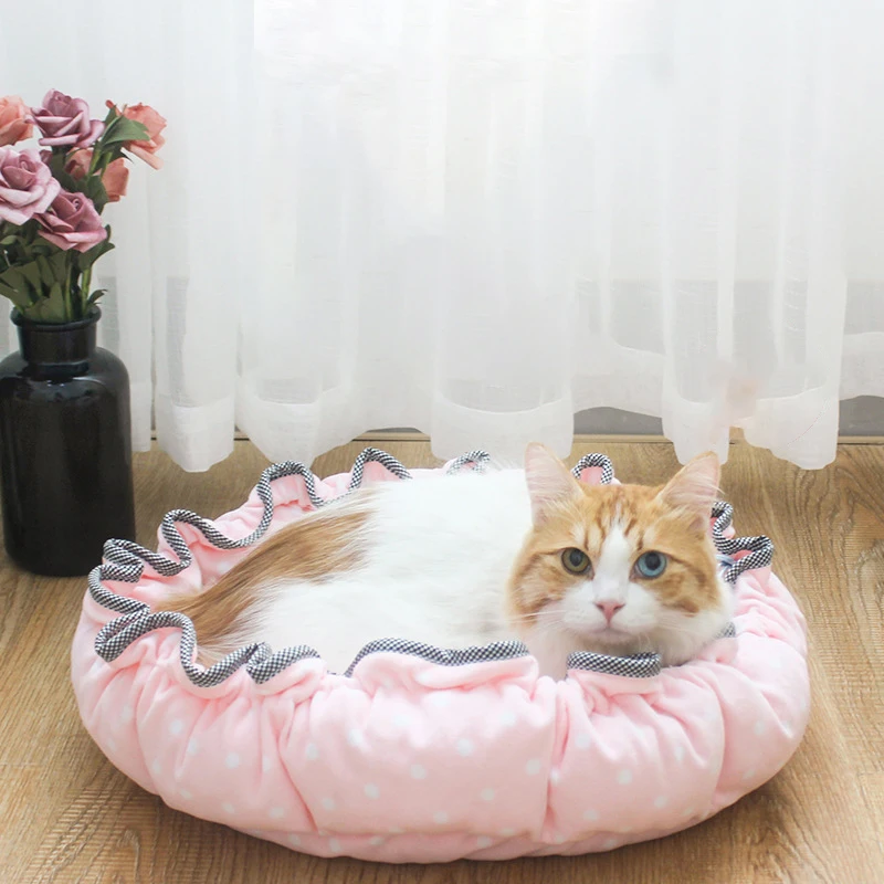 лежанка для кошек и собак. кровать с матрасом. кошачий матрас. собака в постели. кошачий матрас.