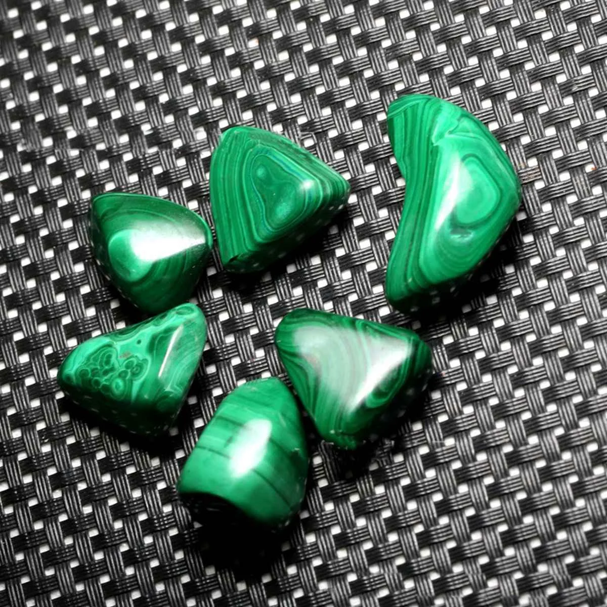 

Green Malachite Tumbled Stones Healing Tumbled Reiki Chakra Crystal Gemstone Patio Garden Decoration Ornaments 6Pcs/Set