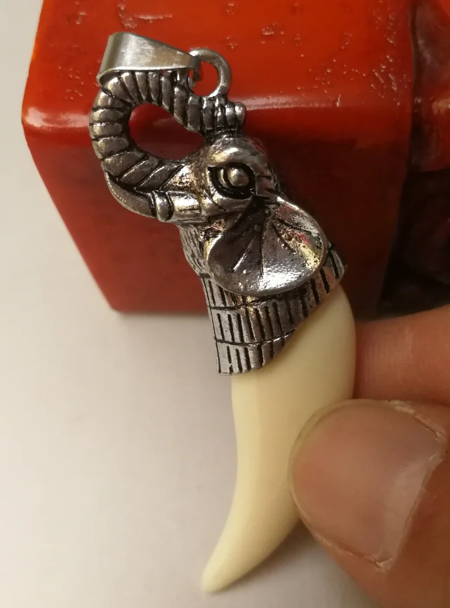 

Collectable Chinese Tibet Silver Carved Elphant Wolf Tooth Teeth Exquisite Small Amulet Pendant Statues