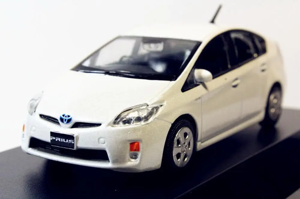 1/43 Toyota Prius white color die cast model 
