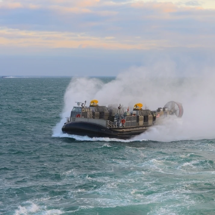 A landing craft air cushion transits the Atlantic Ocean Poster Print (33 x 23) | Дом и сад