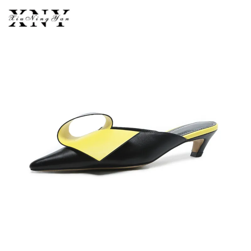 preço XIUNINGYAN Mulas Sapatos Mulheres Chinelos de Couro Genuíno Novo Verão Slides Saltos Baixos Sandálias Da Senhora Do Dedo Do Pé Quadrado Preto Bege Plus Size