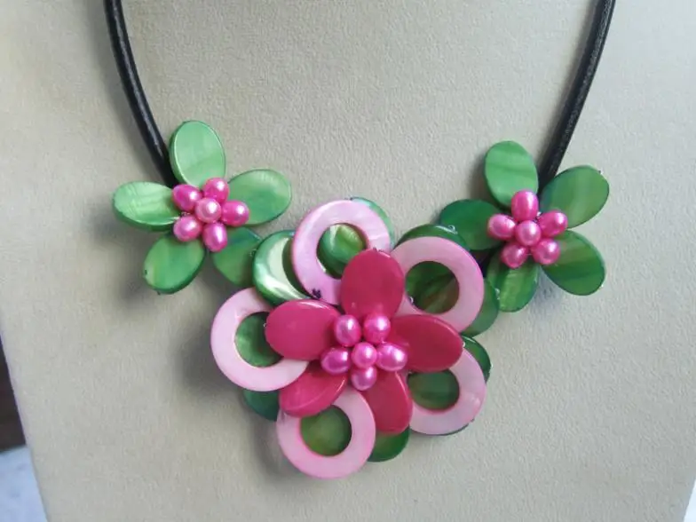 

Fashion Charming pink and gree fresh water pearl and mother of pearl shell 3 flower necklace on leather
