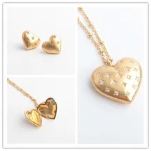 Золотые серьги в форме сердца могут открыть ожерелье для женщин