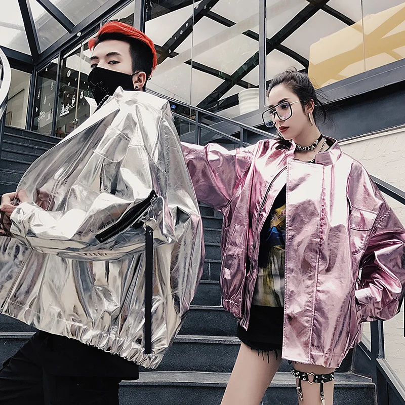 

Male Luxury Glossy oversized Coat Hip hop silver shiny leather jacket Men Laser Metallic Windbreaker Harajuku wind jacket A9047